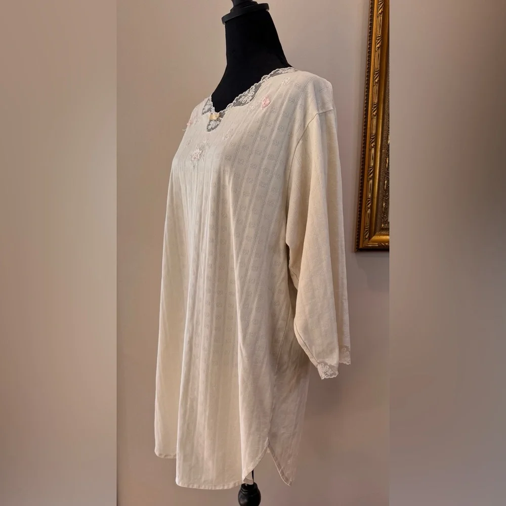 Etienne Vintage ivory sleep shirt/Chemise chest 44” size Large-cotton/poly blend